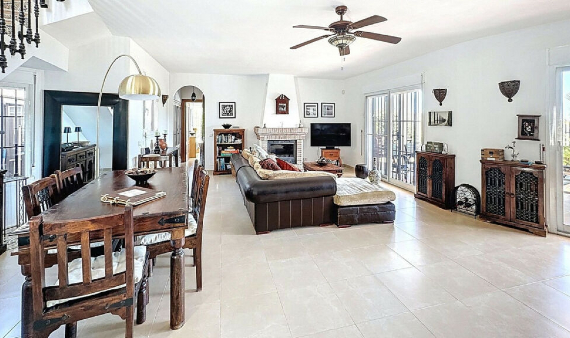 Resale - House -
Arenas