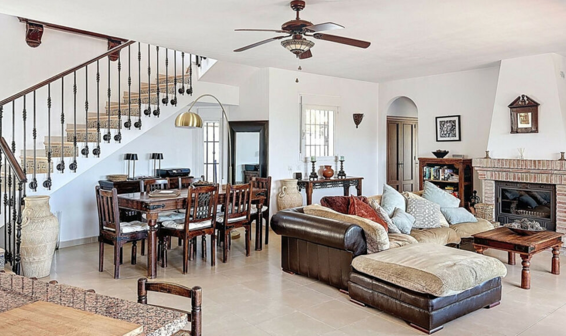 Resale - House -
Arenas