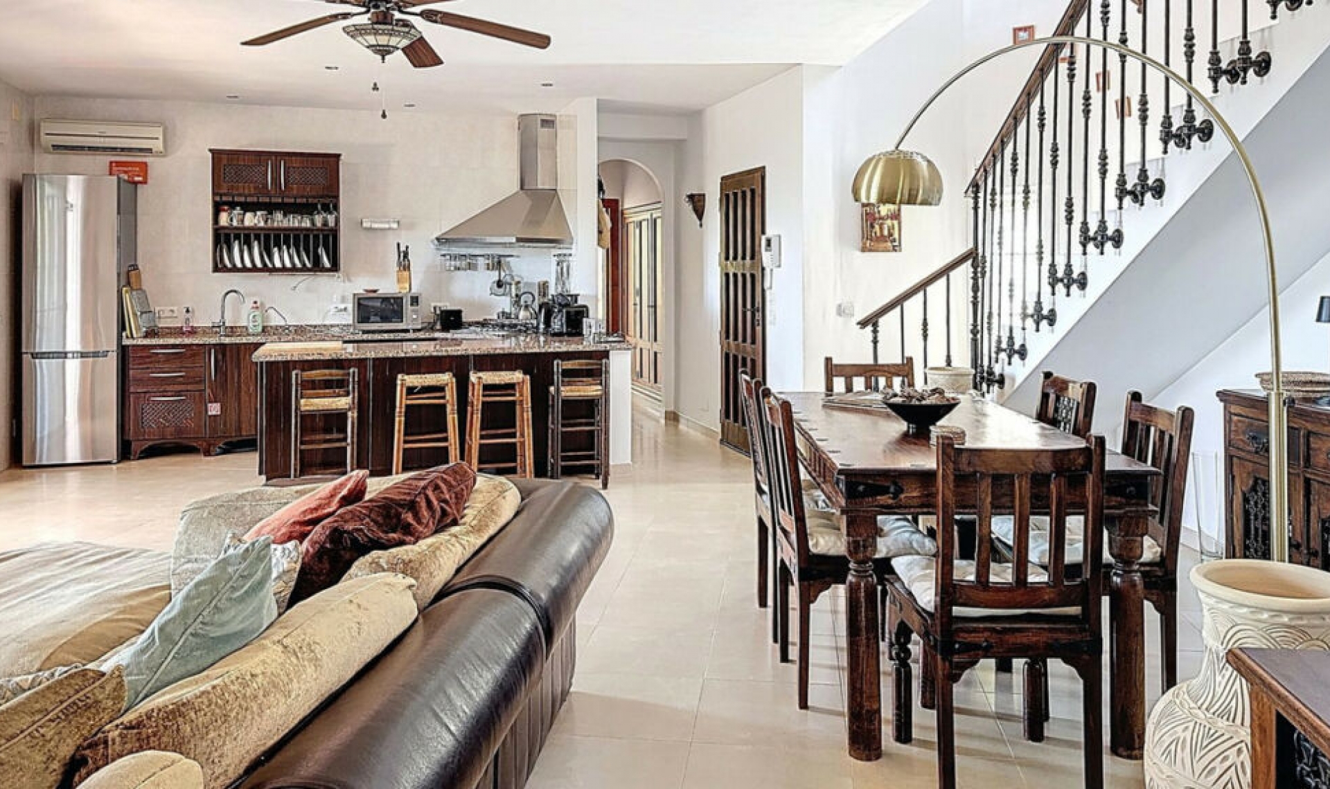 Resale - House -
Arenas