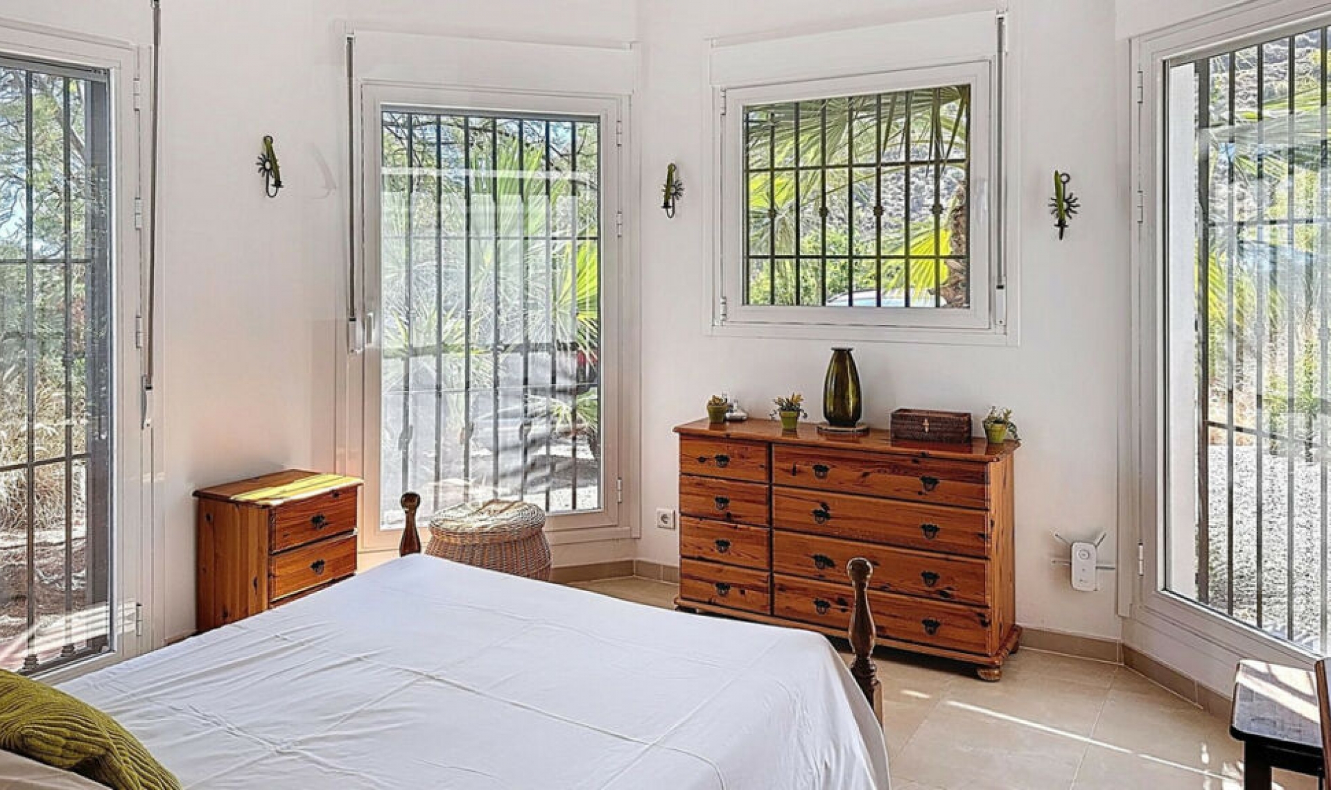 Resale - House -
Arenas