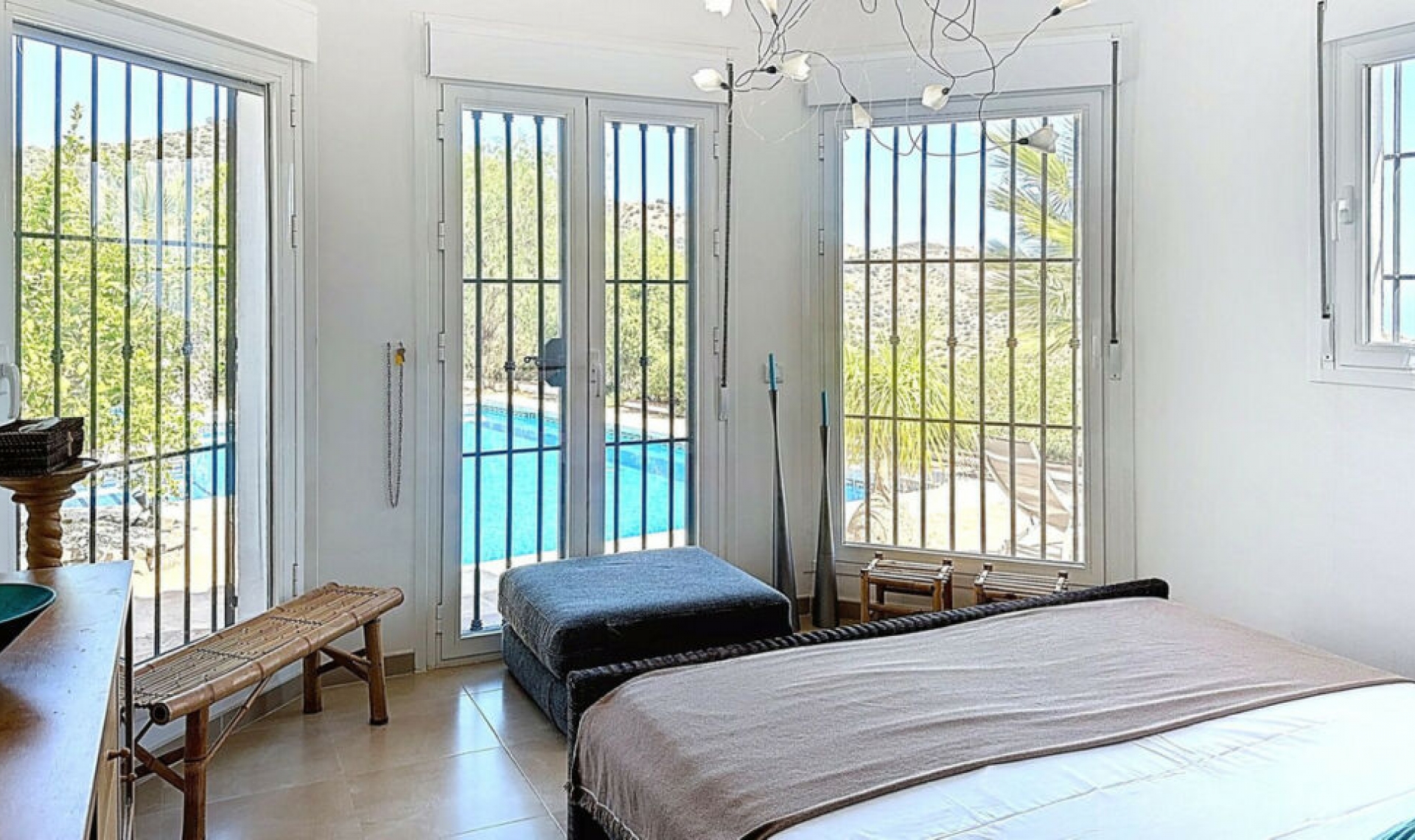 Resale - House -
Arenas