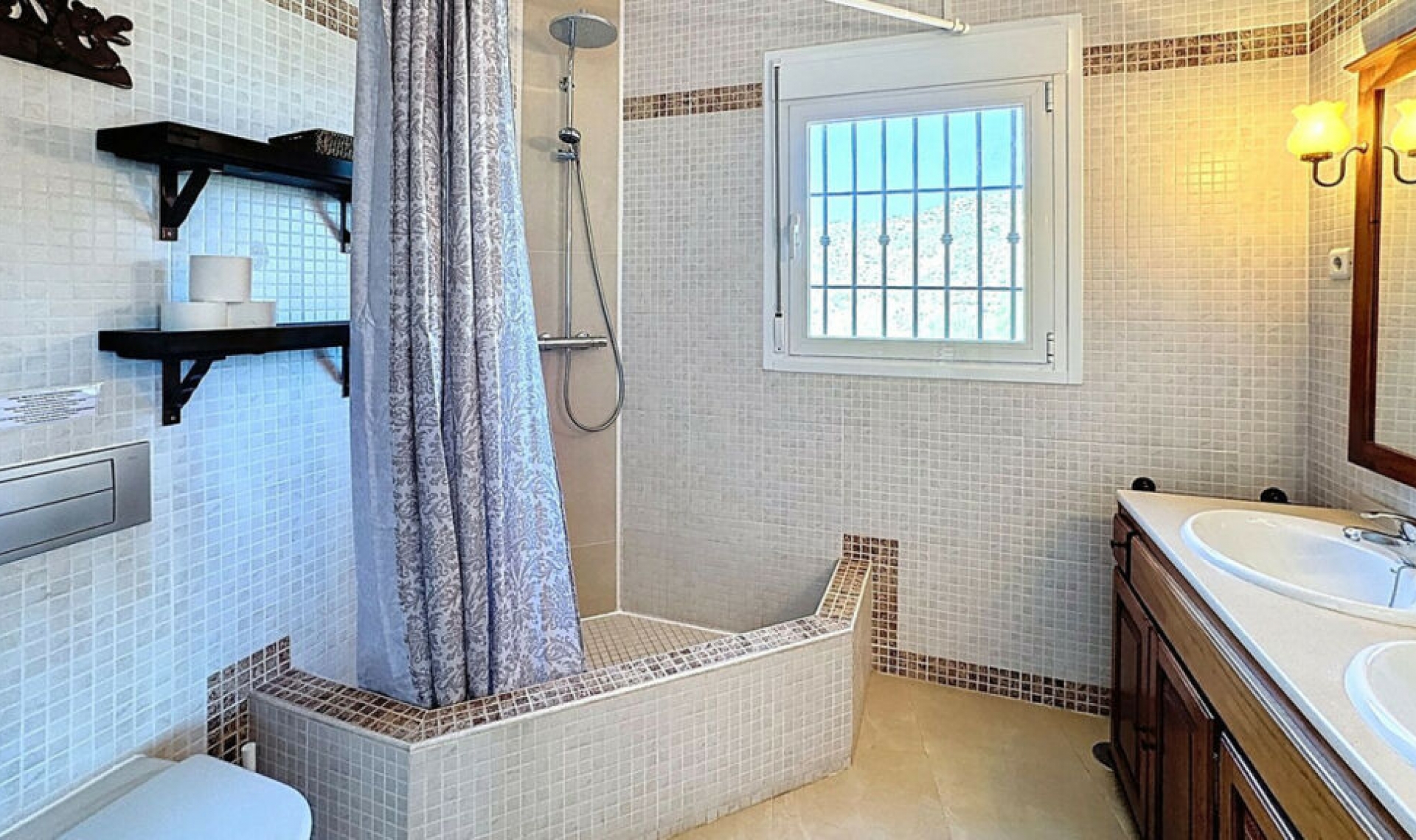 Resale - House -
Arenas