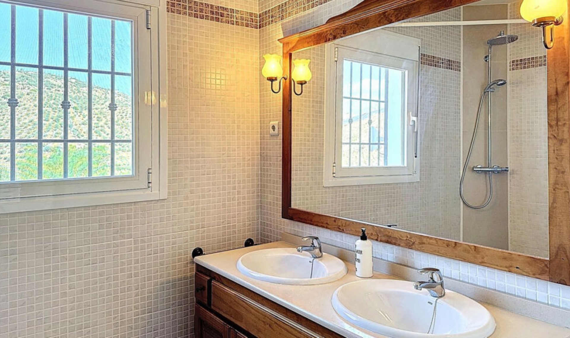 Resale - House -
Arenas