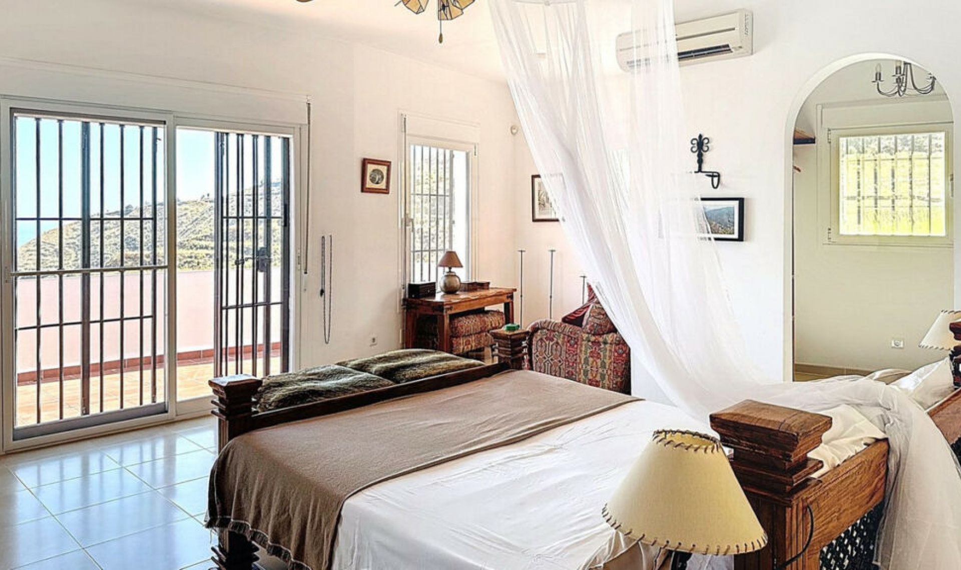 Resale - House -
Arenas