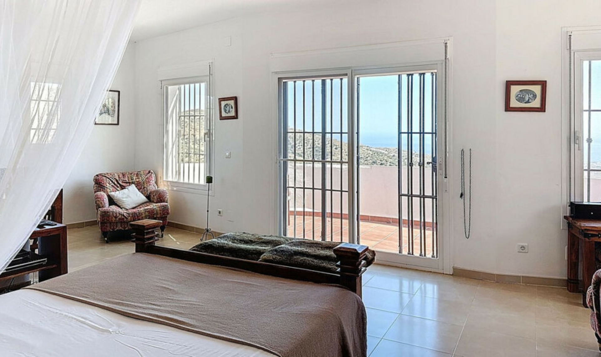 Resale - House -
Arenas