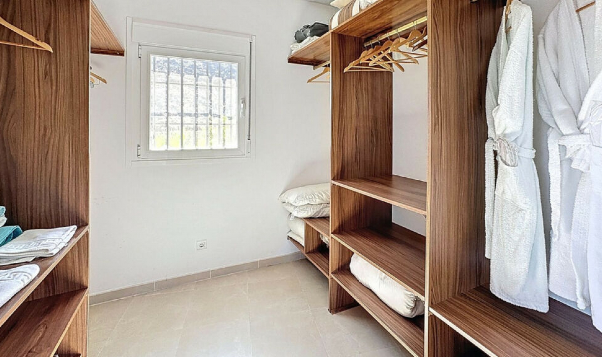 Resale - House -
Arenas