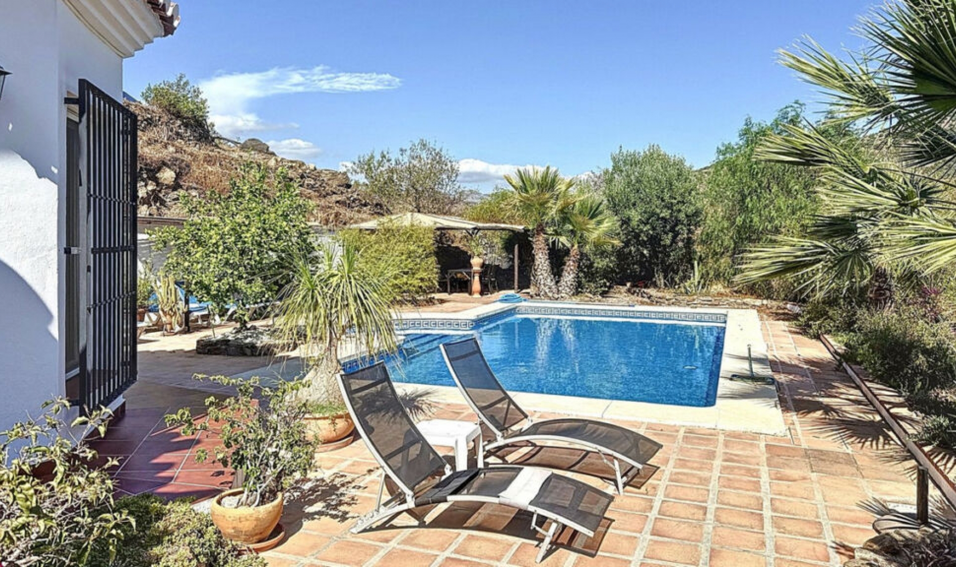 Resale - House -
Arenas