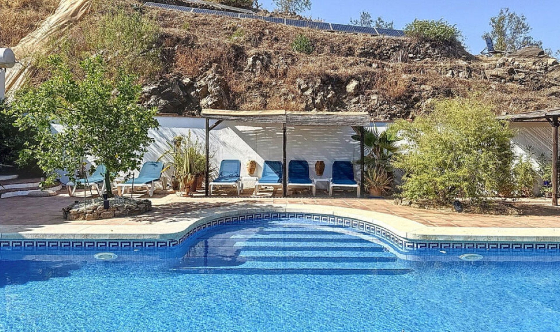 Resale - House -
Arenas