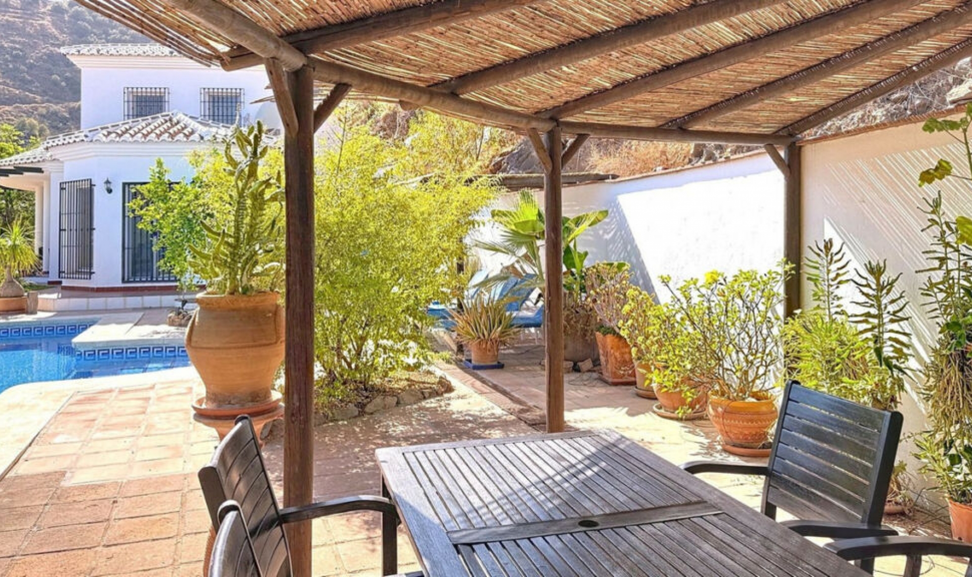 Resale - House -
Arenas