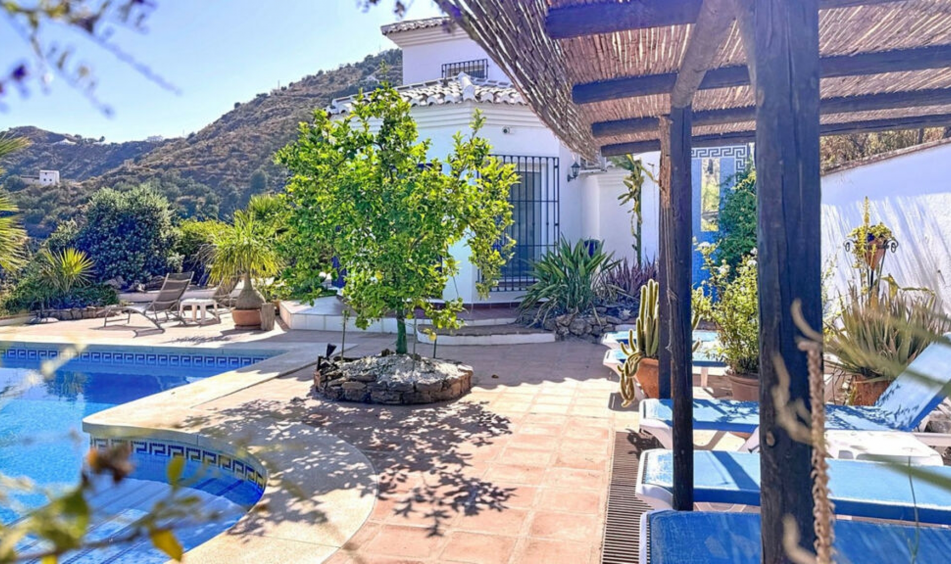 Resale - House -
Arenas