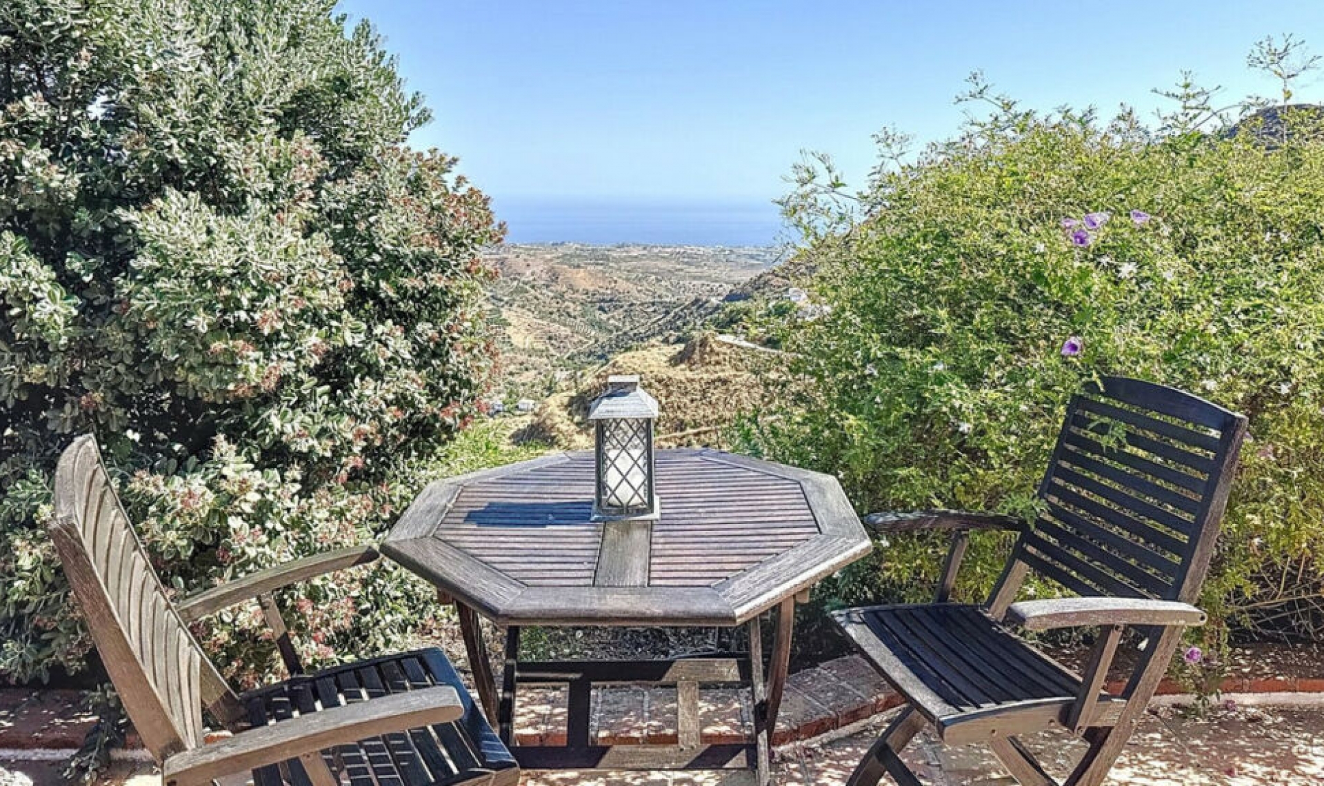 Resale - House -
Arenas