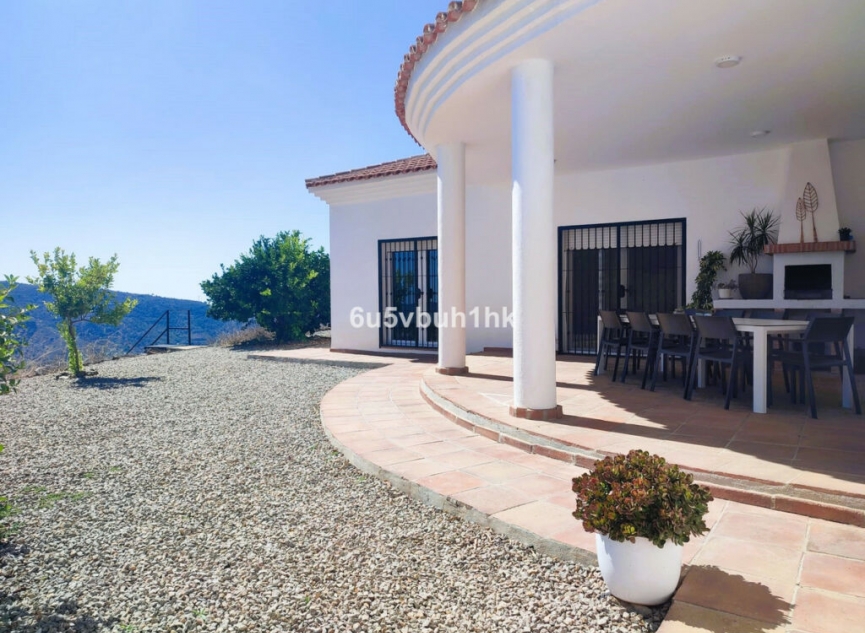 Resale - House -
Arenas