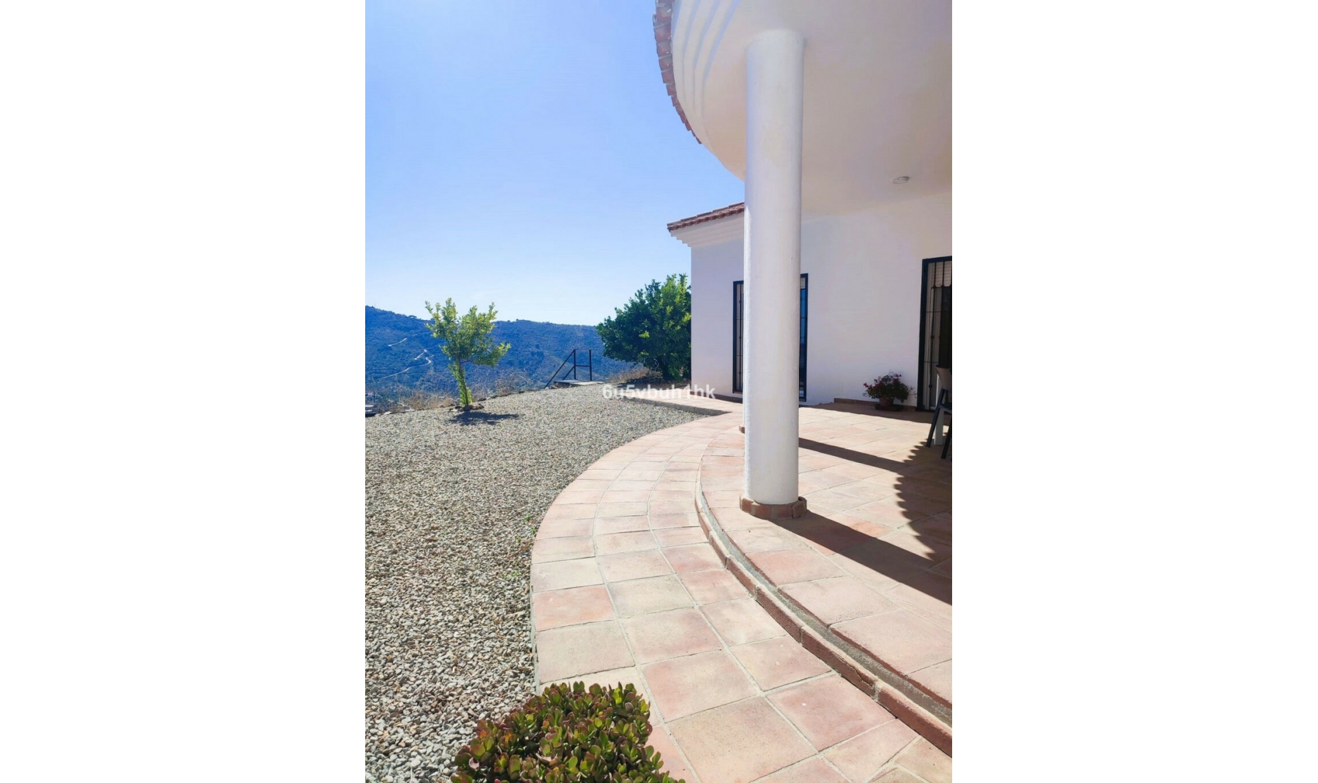 Resale - House -
Arenas