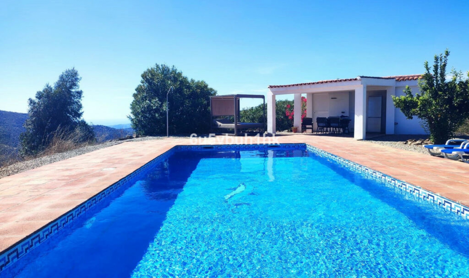 Resale - House -
Arenas