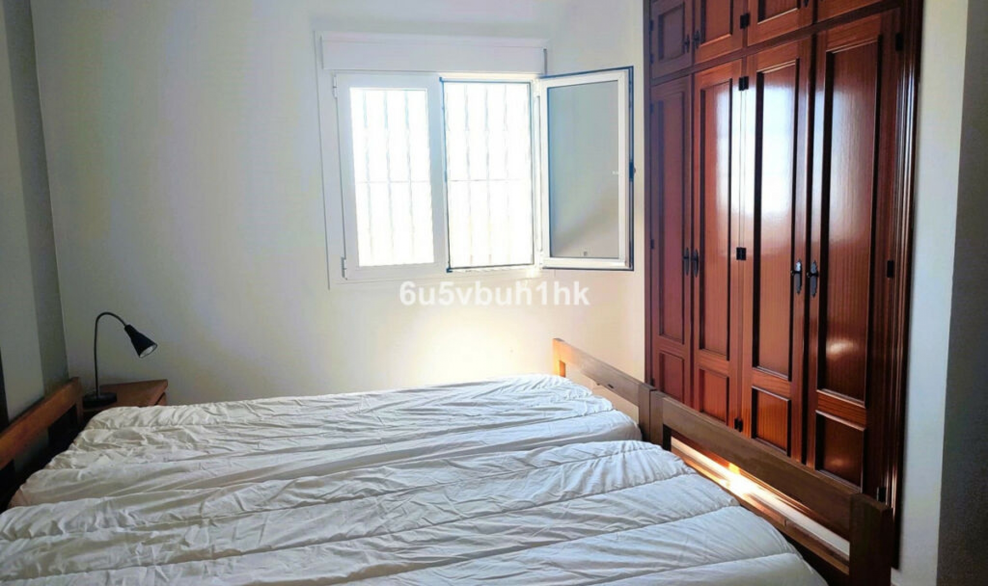 Resale - House -
Arenas