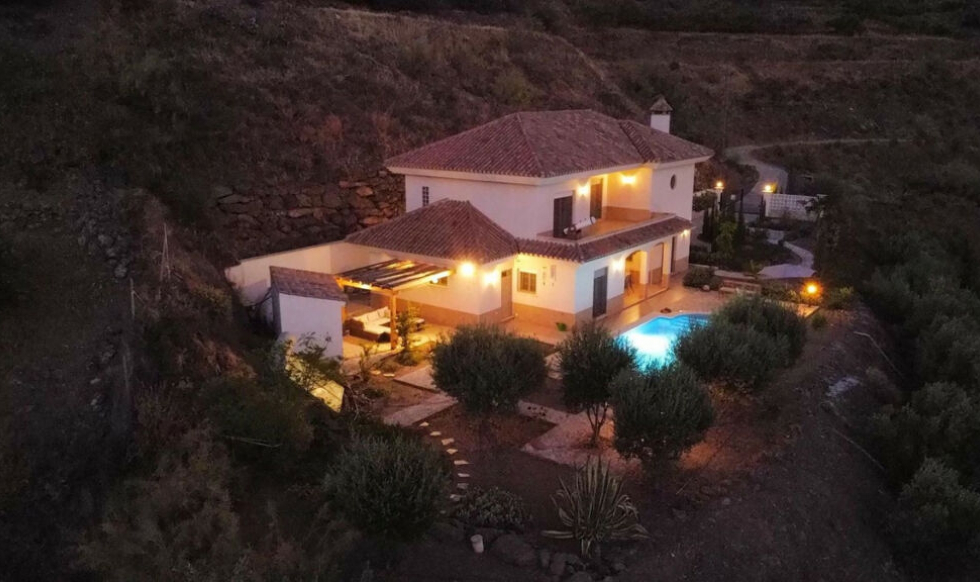 Resale - House -
Arenas