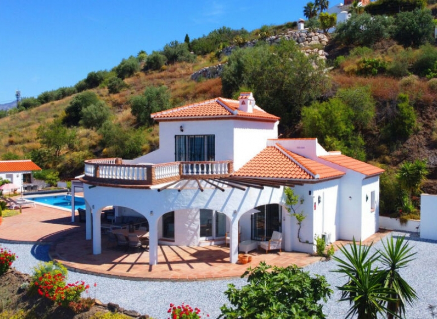 Resale - House -
Arenas