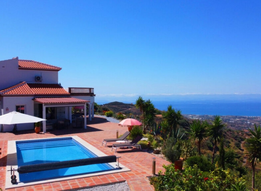 Resale - House -
Arenas