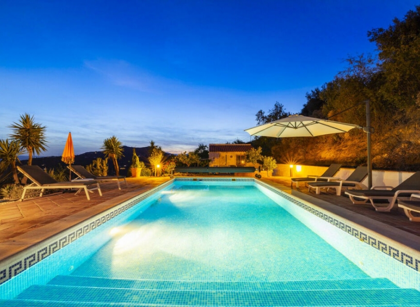 Resale - House -
Arenas