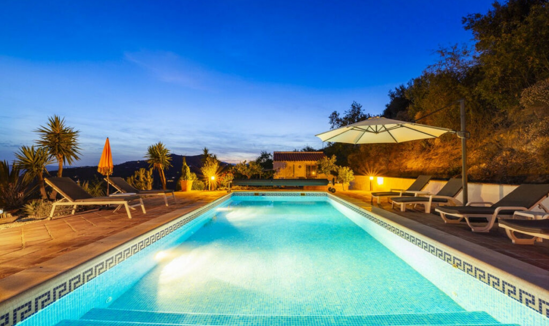 Resale - House -
Arenas