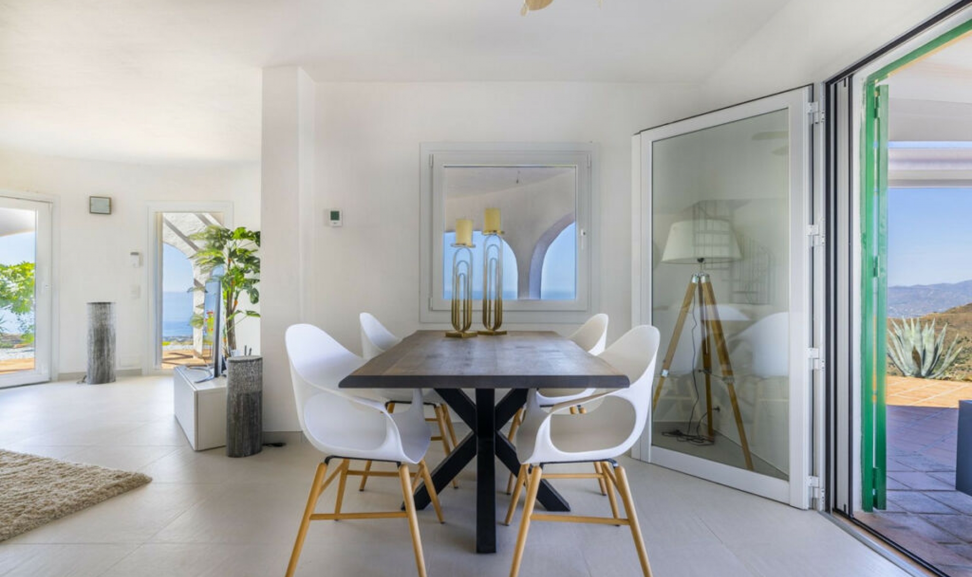 Resale - House -
Arenas