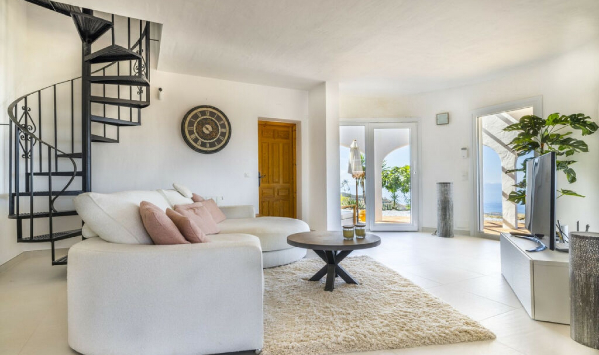 Resale - House -
Arenas