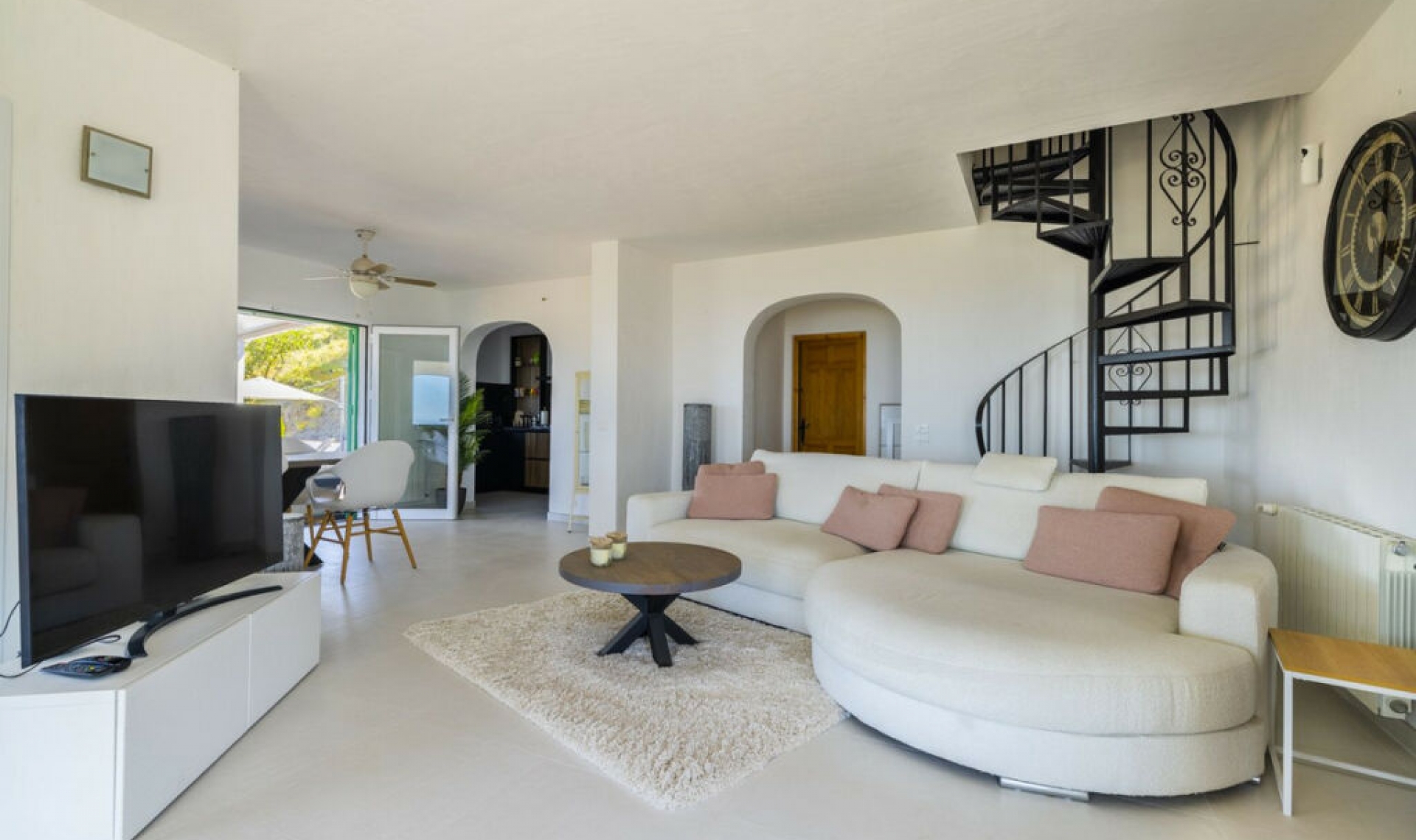 Resale - House -
Arenas