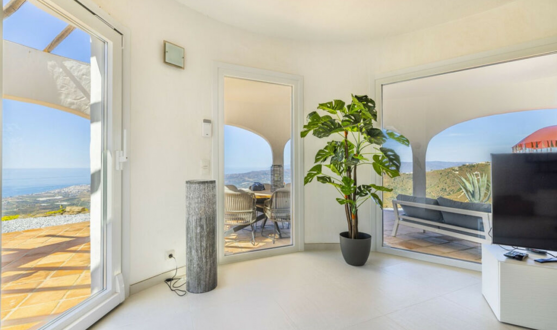 Resale - House -
Arenas