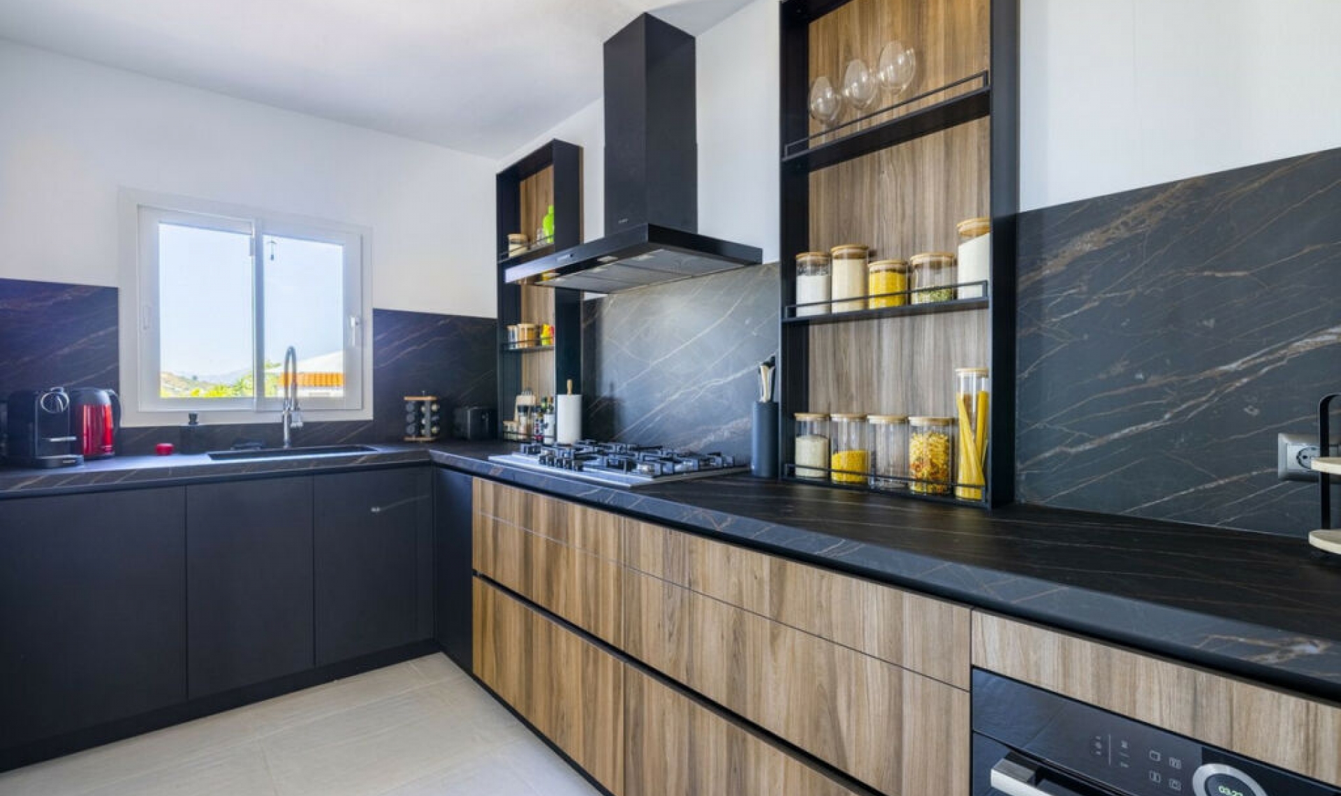 Resale - House -
Arenas