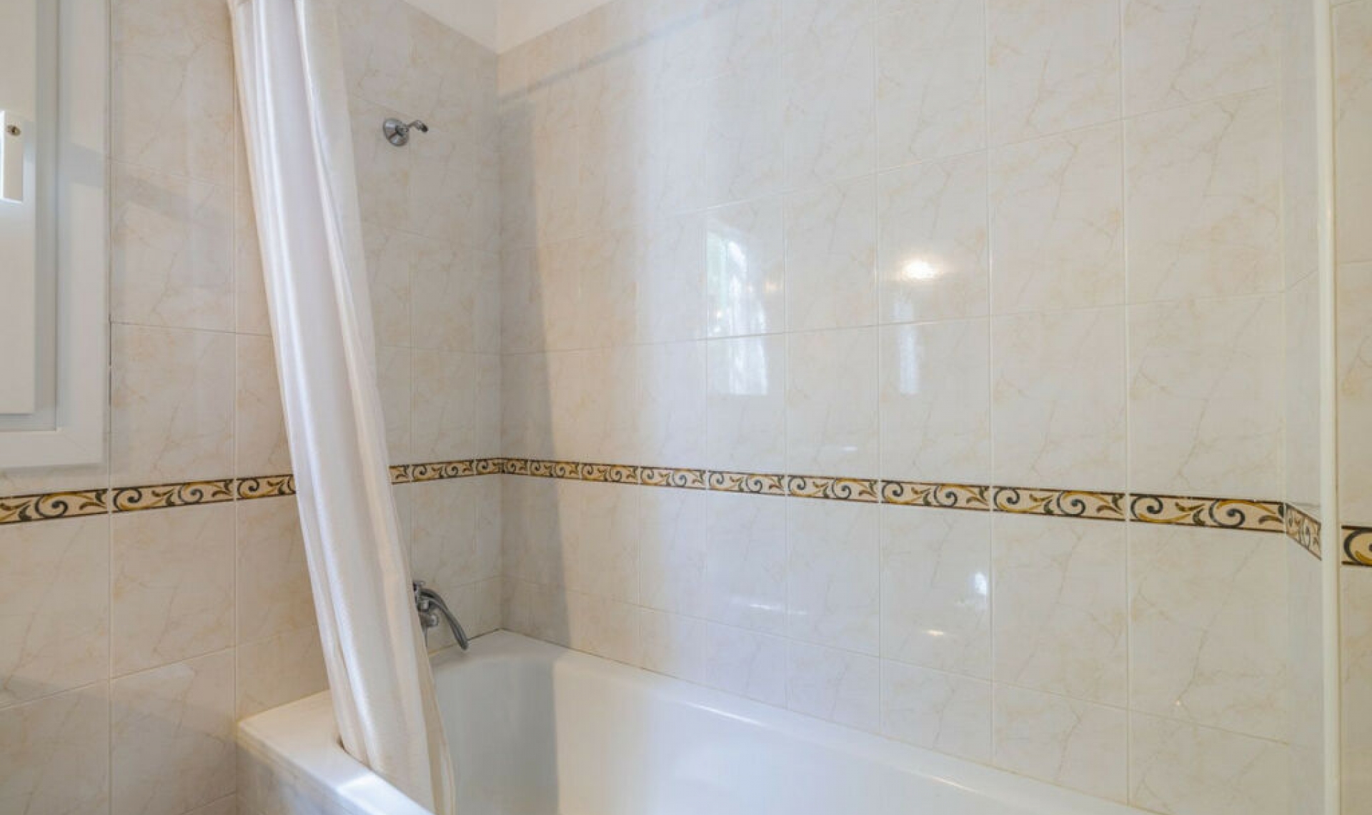 Resale - House -
Arenas