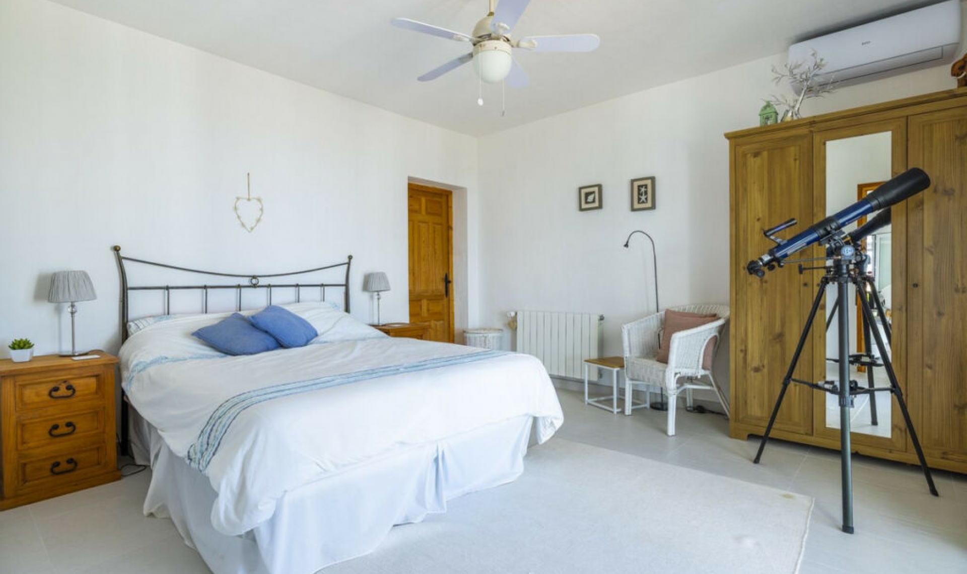 Resale - House -
Arenas