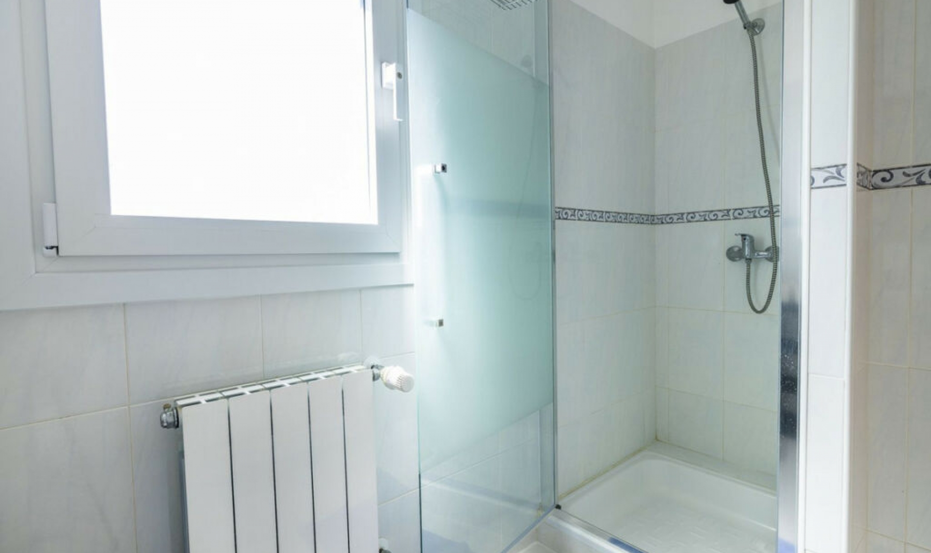 Resale - House -
Arenas