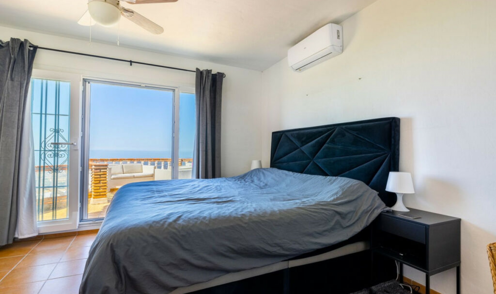 Resale - House -
Arenas