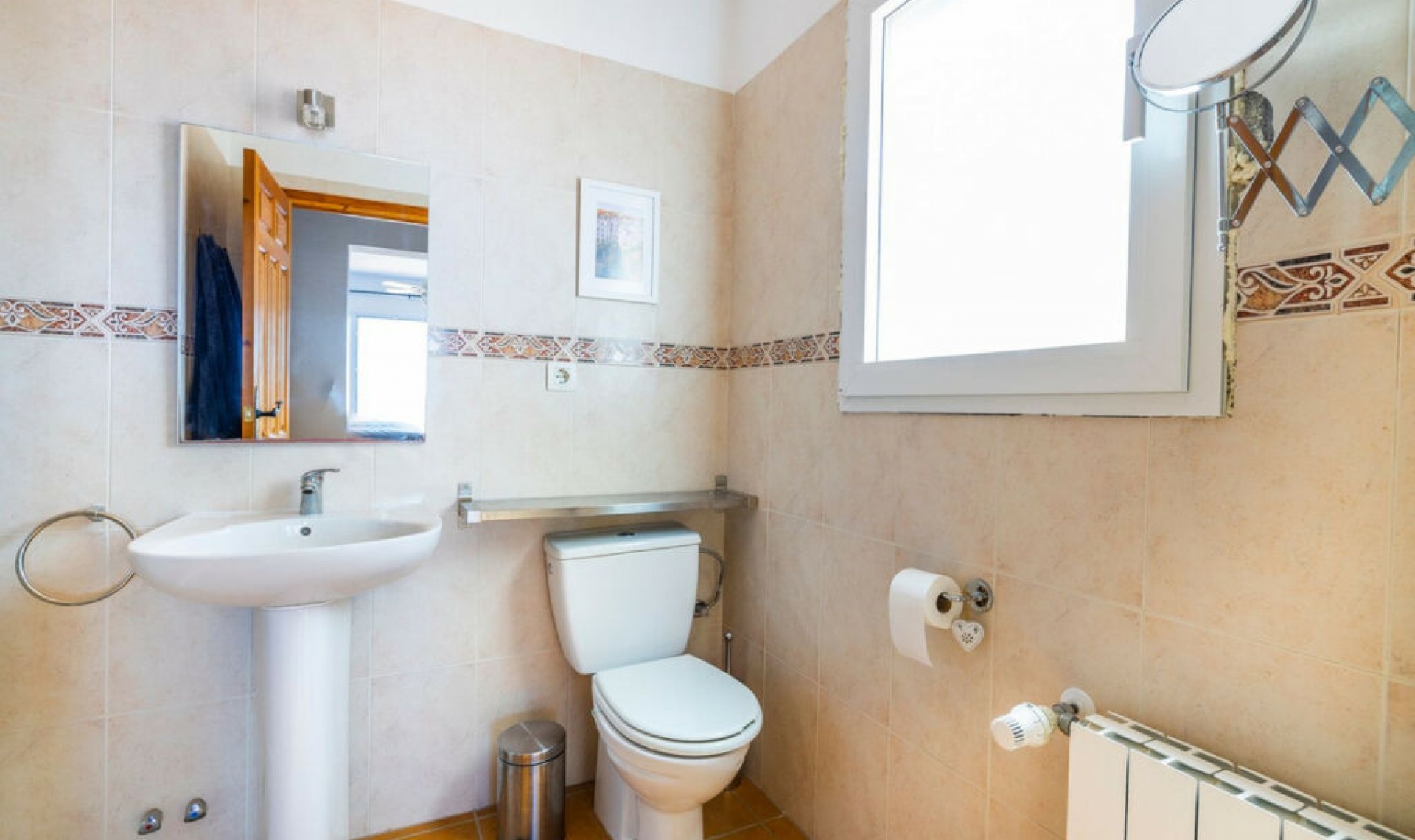 Resale - House -
Arenas