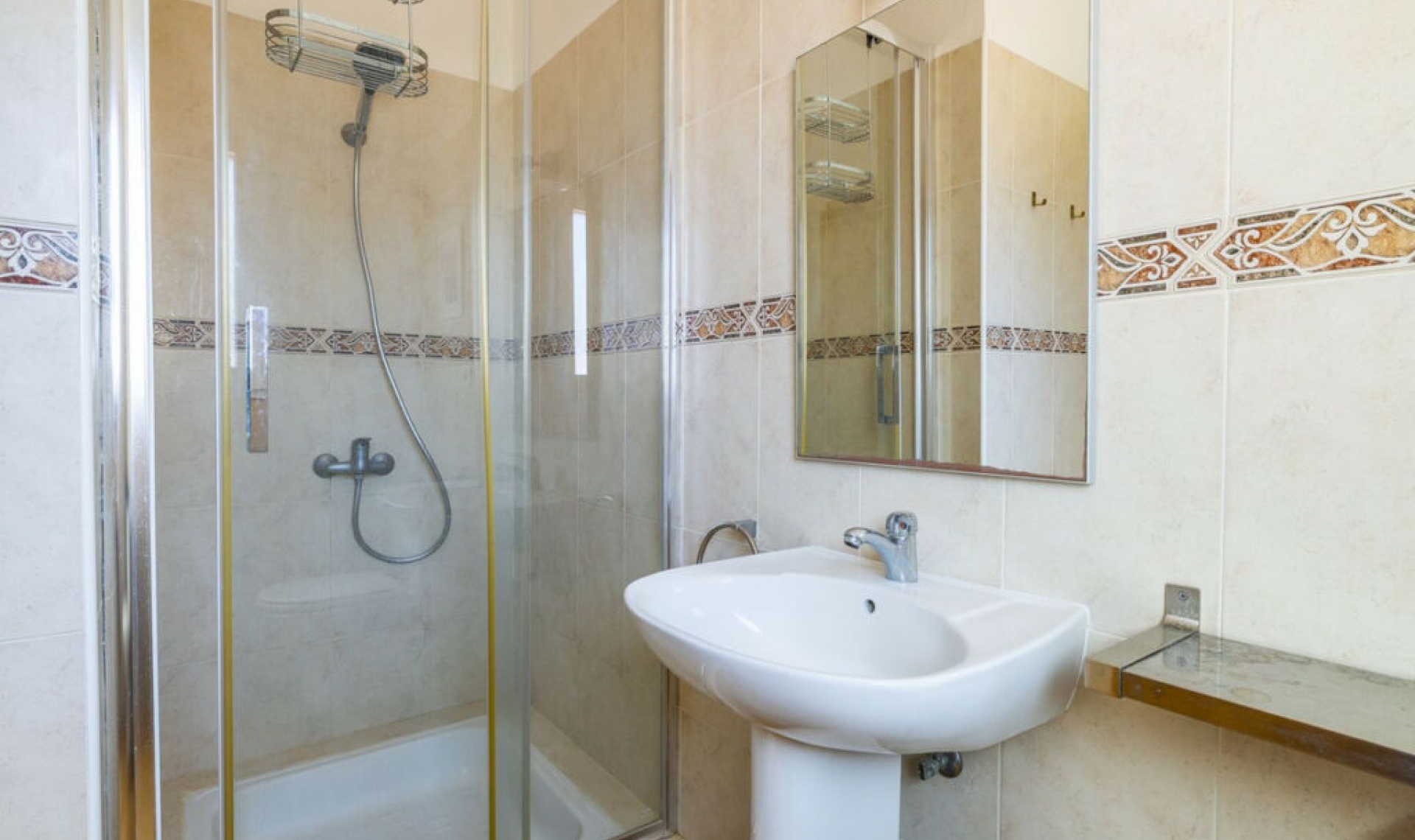 Resale - House -
Arenas