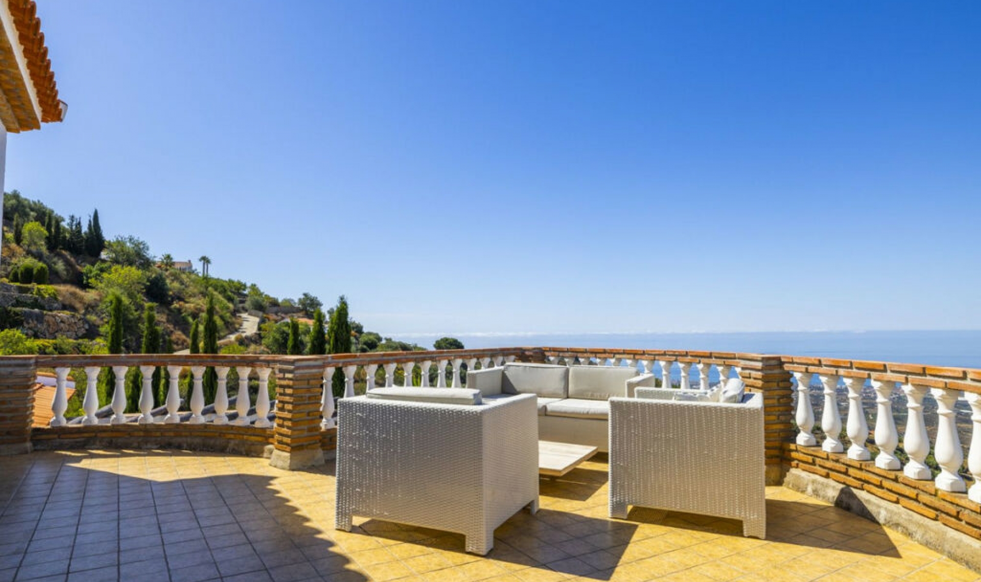 Resale - House -
Arenas