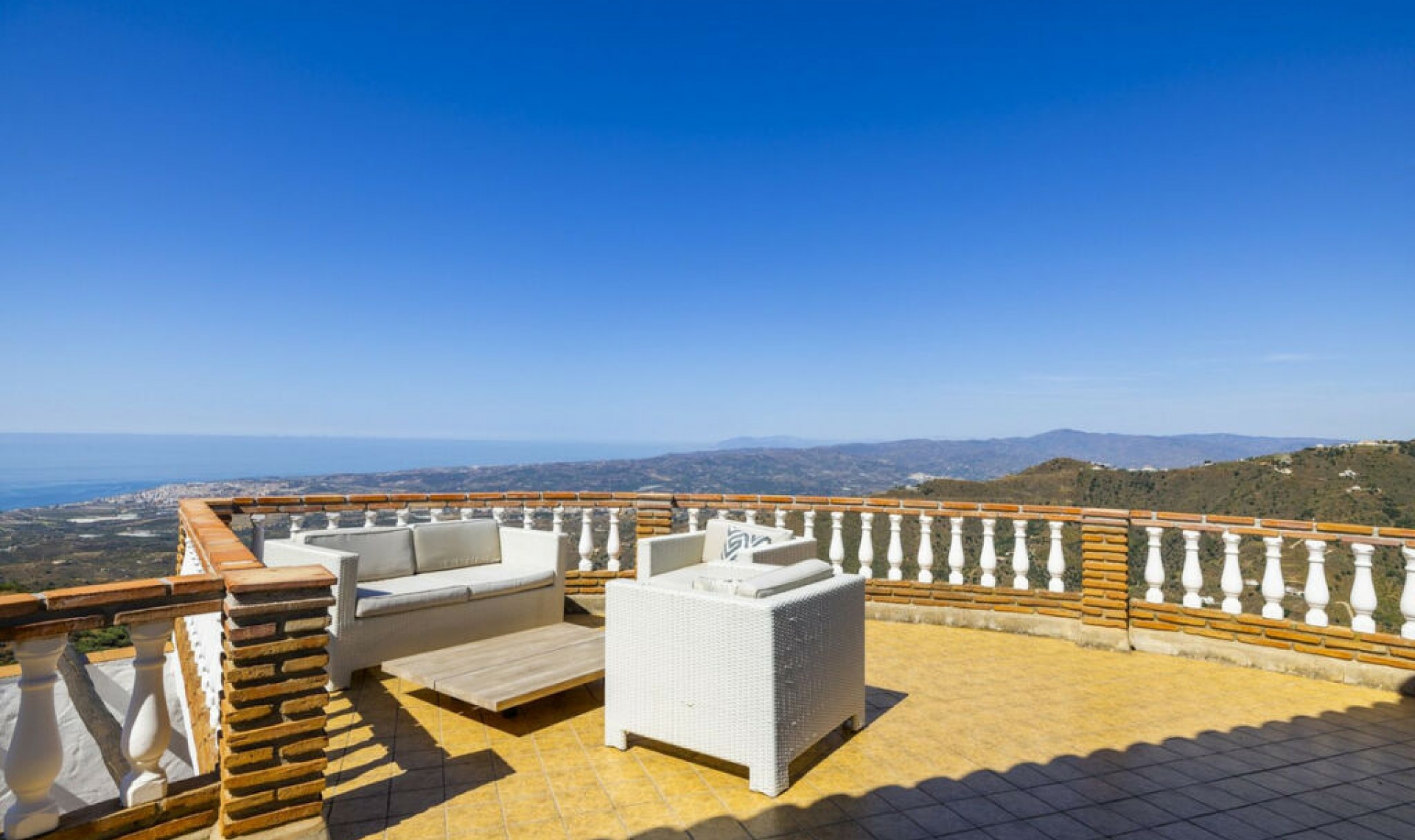 Resale - House -
Arenas