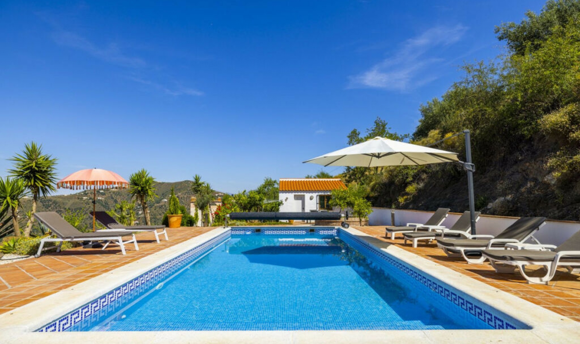 Resale - House -
Arenas