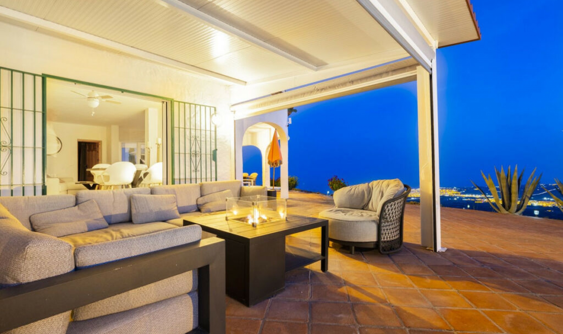 Resale - House -
Arenas