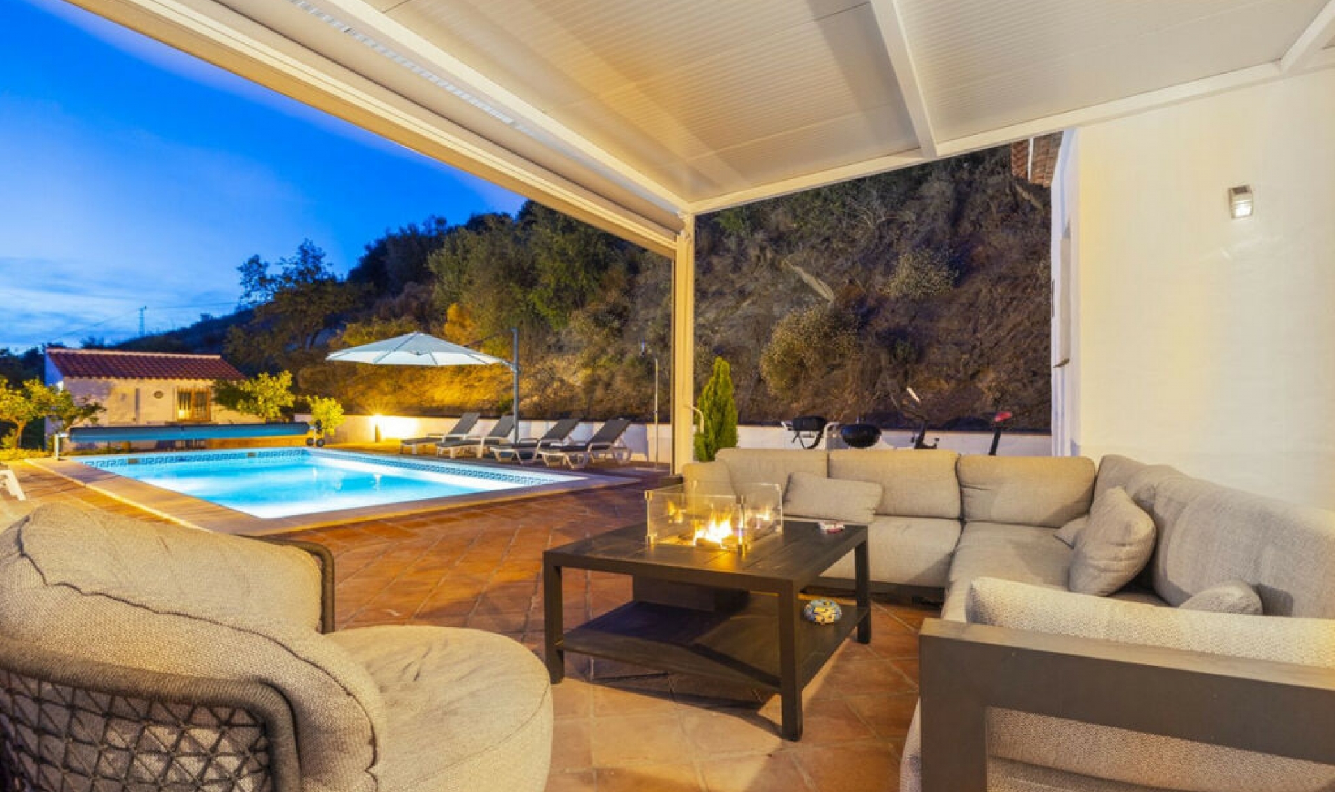 Resale - House -
Arenas