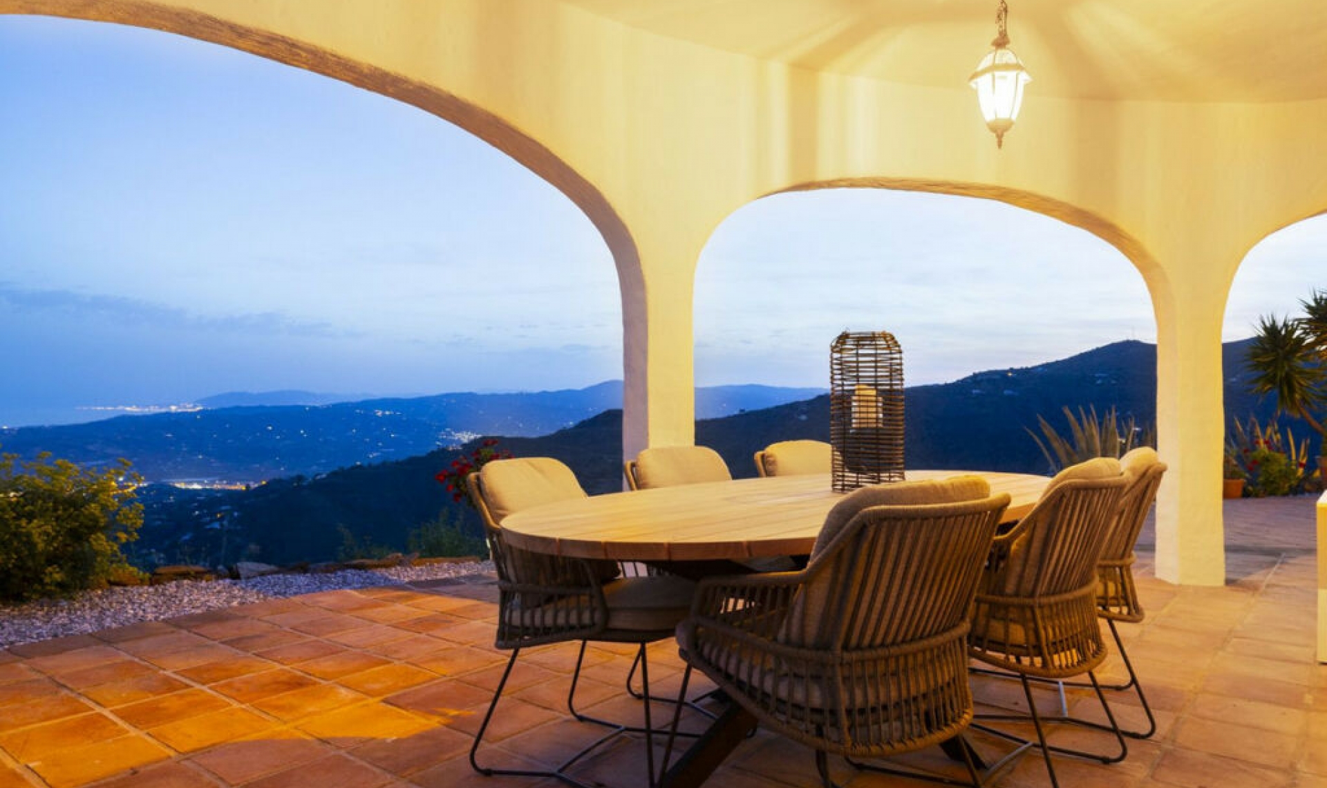 Resale - House -
Arenas