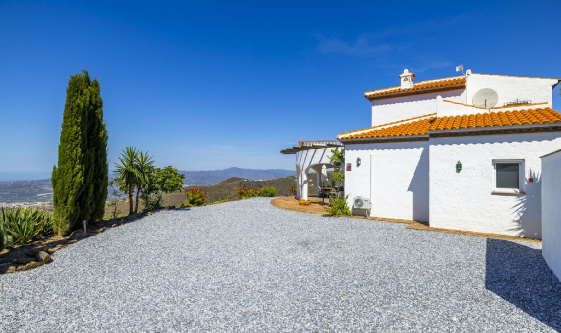 Resale - House -
Arenas