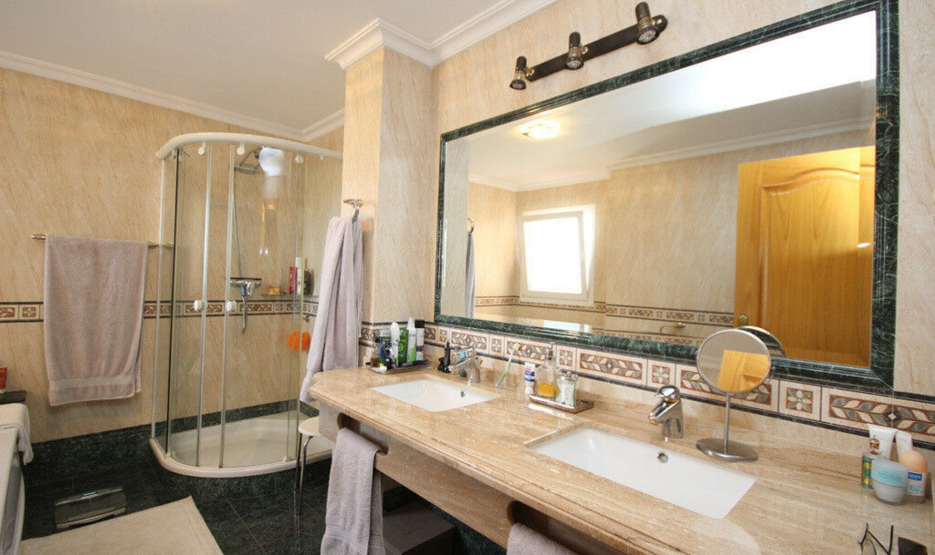 Resale - House -
Artola