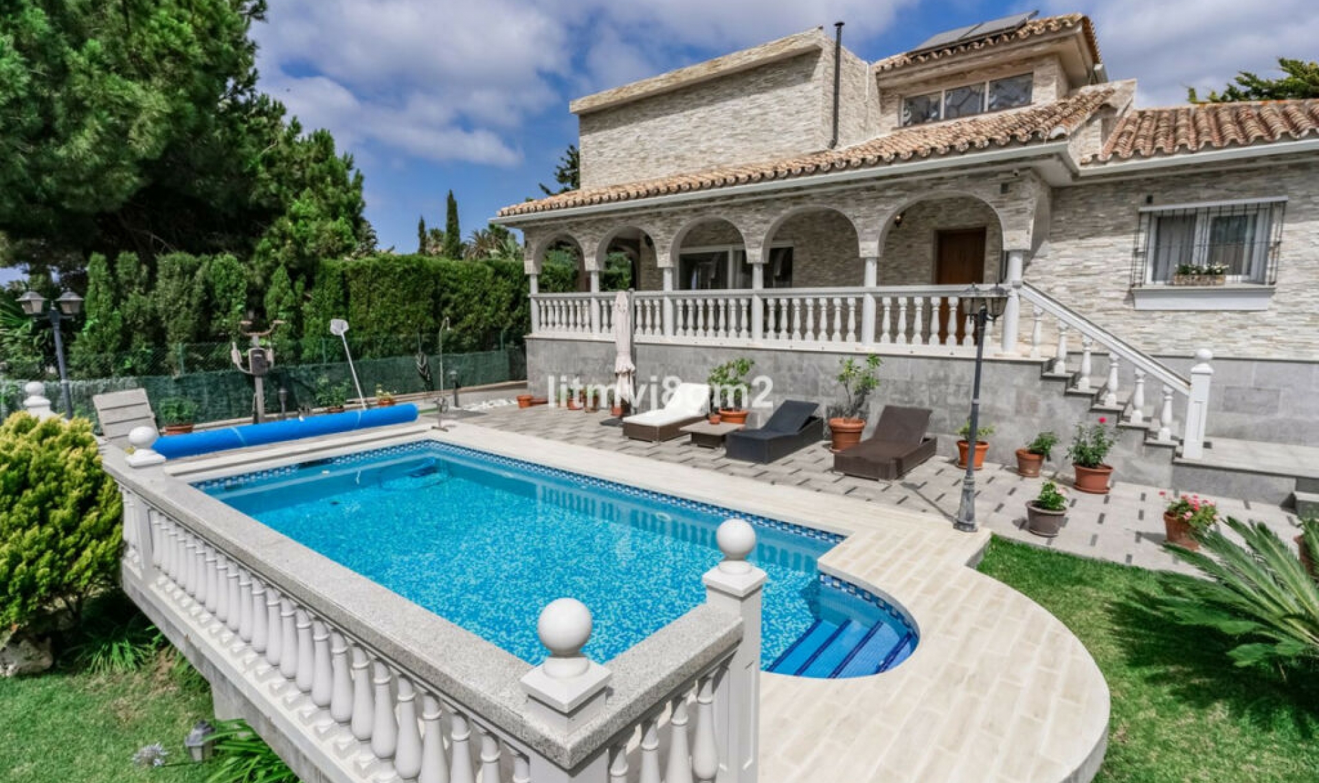 Resale - House -
Artola