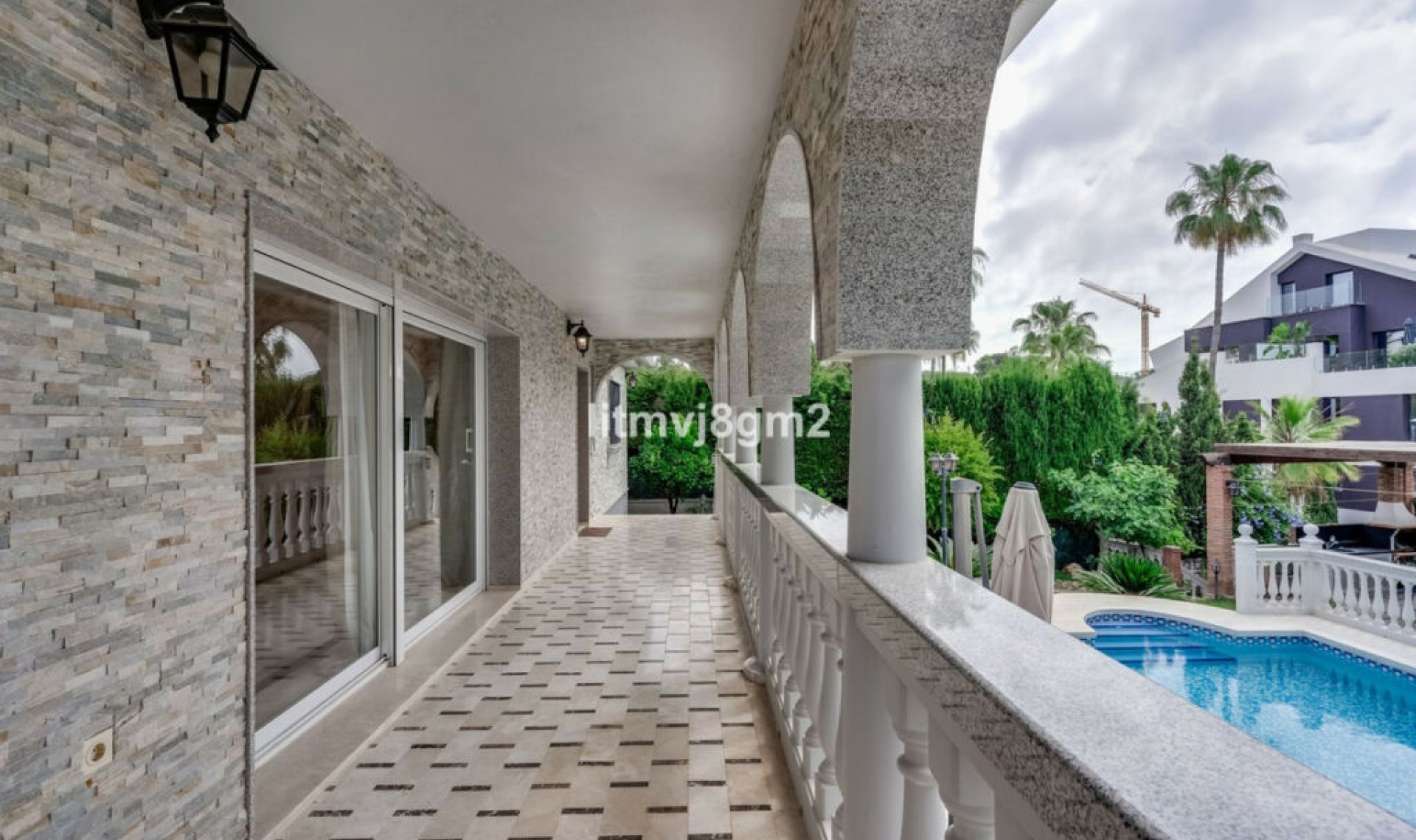 Resale - House -
Artola