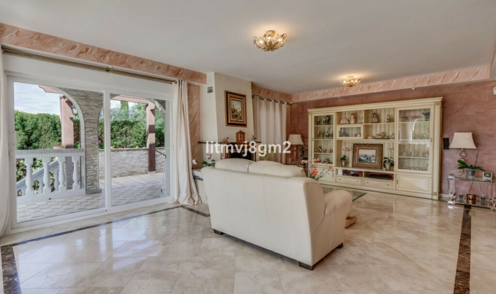 Resale - House -
Artola