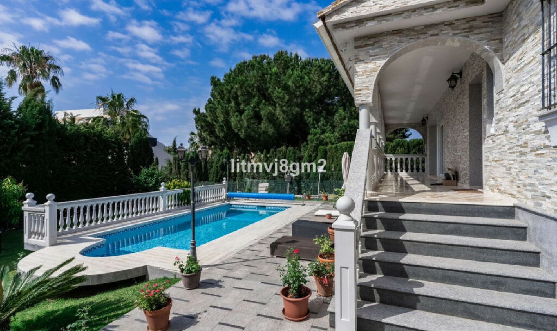 Resale - House -
Artola