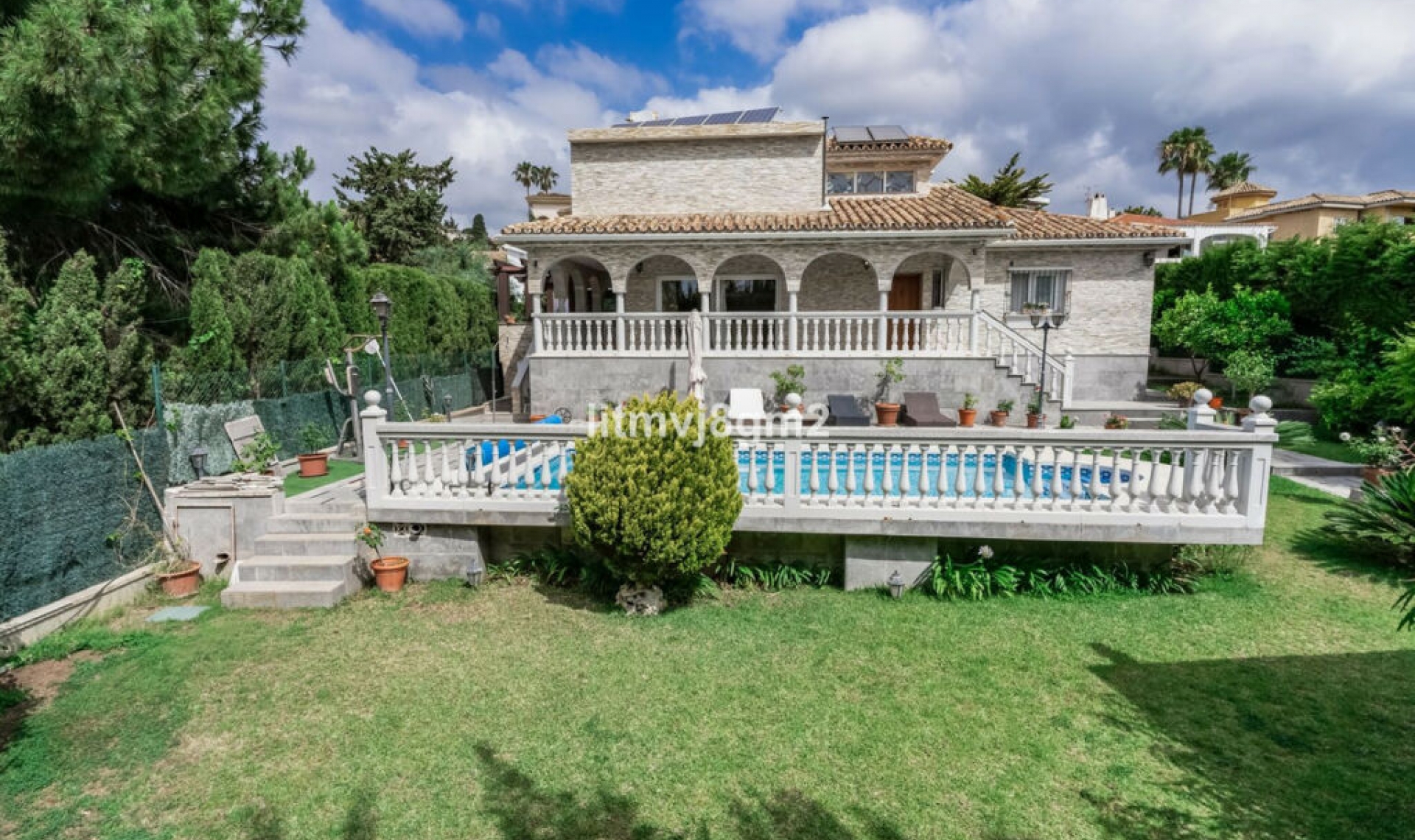 Resale - House -
Artola