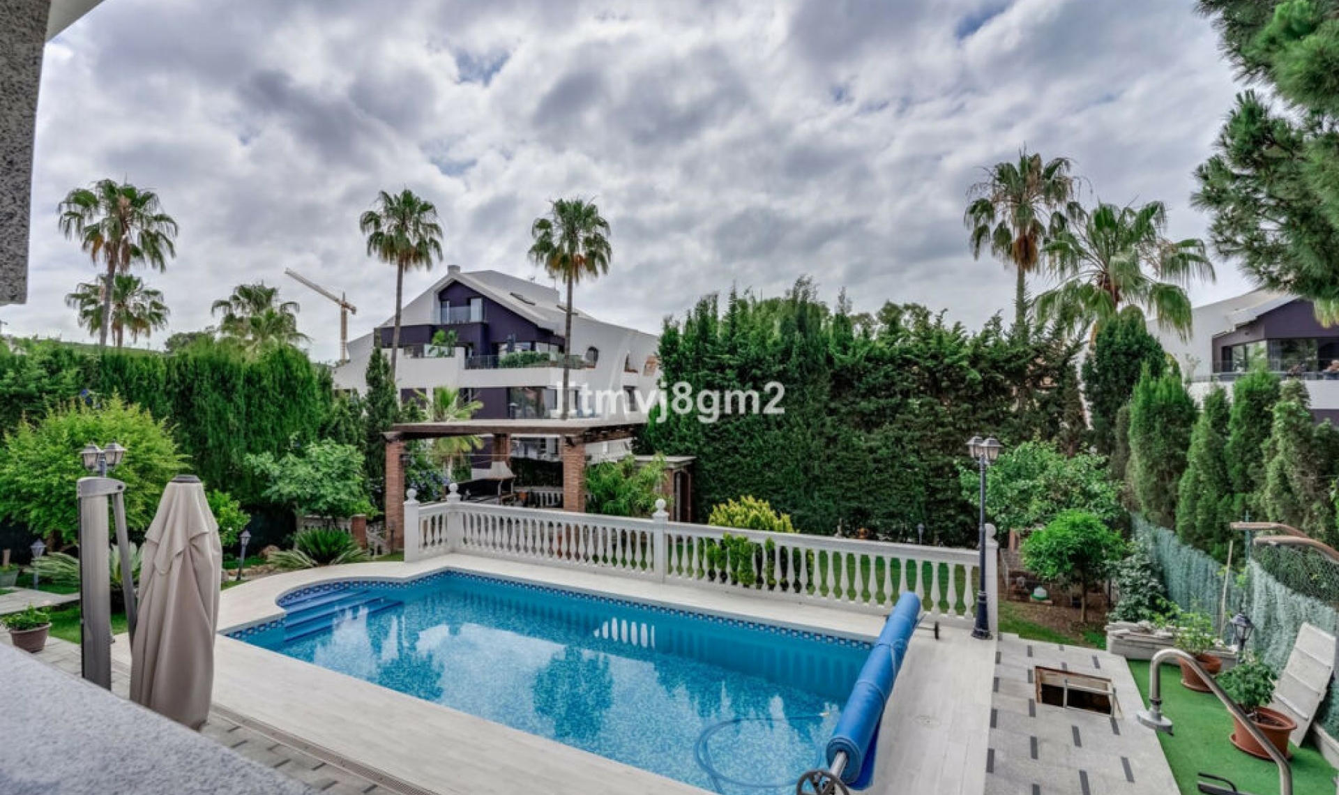 Resale - House -
Artola
