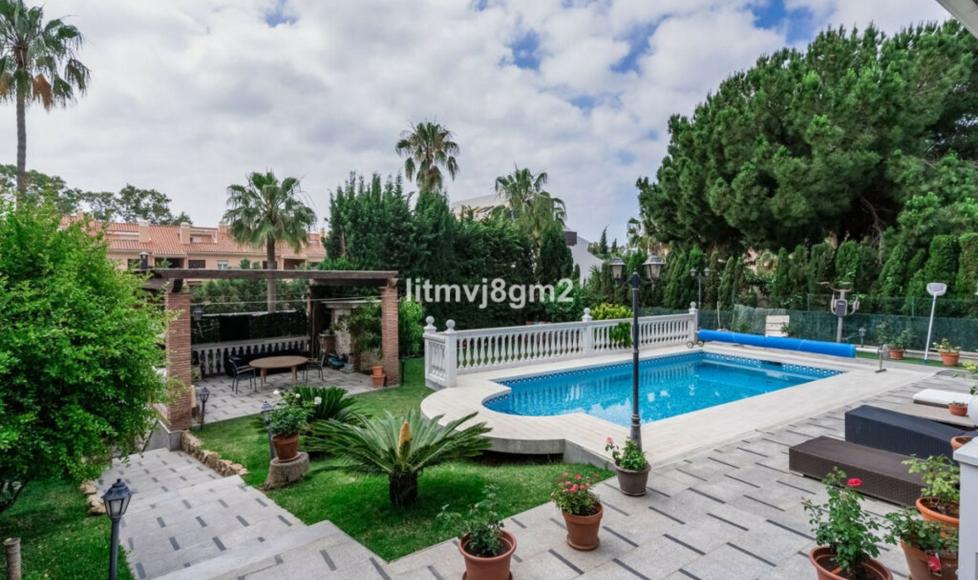Resale - House -
Artola